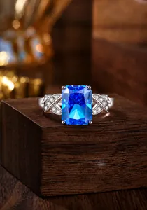 Detail van S925 zilveren ring met radiant geslepen saffier en gedraaide diamanten band