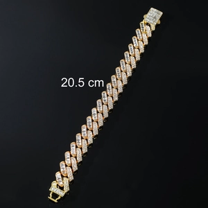 Gros plan du bracelet Cuban Link doré orné de diamants, avec mesure de longueur 20,5 cm