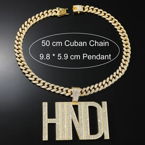 Nahaufnahme des goldenen HNDI-Buchstabenanhängers an einer 50cm langen Panzerkette