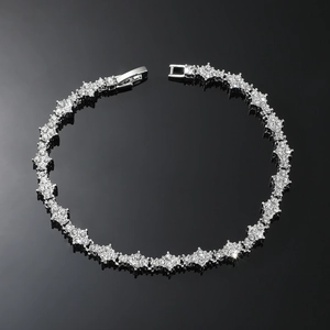 Détail macro du bracelet tennis hip-hop avec finition argentée et zircons pavés