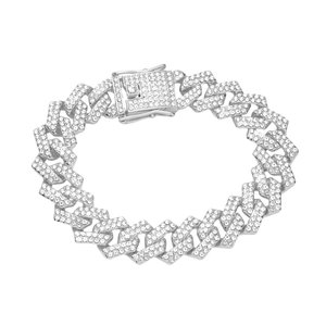 Dettaglio ravvicinato del bracciale a catena cubana argento con strass incastonati