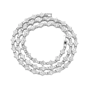 Vue détaillée du collier tennis argenté à plusieurs rangs avec cristaux de zircone brillants