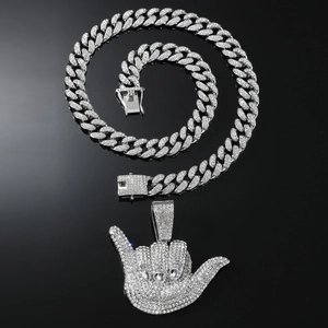 Détail du collier hip hop avec pendentif geste et chaîne cubaine en argent glacé