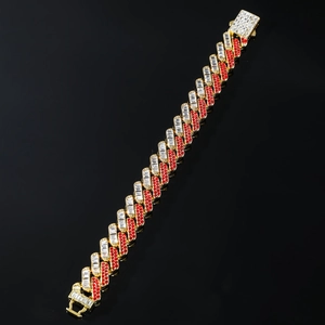Détail d'un bracelet cubain de 15mm avec zircons rouges et blancs style hip hop