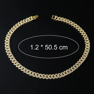 Détail d'une chaîne cubaine dorée de 12 mm avec strass et dimensions de 50,5 cm de long