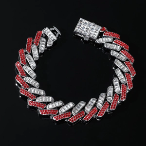 Détail du bracelet cubain 15mm en argent serti de cristaux rouges et blancs