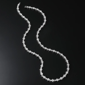 Macro de collier tennis à maillons fleuris argentés sertis de zircons étincelants