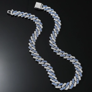 Dettaglio della catena cubana argento e blu con diamanti e chiusura a incastro