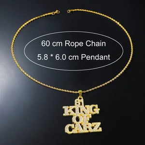Dettaglio del ciondolo King of Carz con strass e dimensioni di 5,8cm x 6,0cm