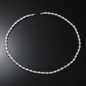 Gros plan d'un collier de tennis fleur argenté serti de zircons micro-pavés brillants