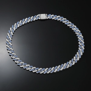 Dettaglio catena cubana argento con zirconi bianchi e blu scuro incastonati