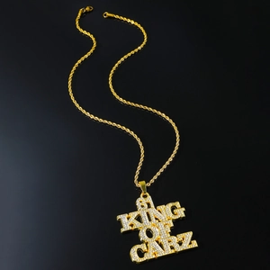 Collana a catena intrecciata dorata hip-hop con ciondolo a lettere 81 KING OF CARZ brillante