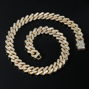 Collier Cuban Link de 15mm en or avec diamants baguette et ronds en spirale
