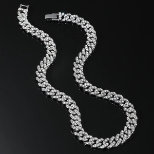 Détail d'une chaîne cubaine argentée de 12mm sertie de strass avec fermoir robuste