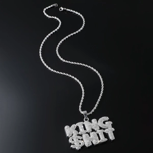 Vista detallada del colgante KING SHIT con circonitas y cadena de cuerda plateada hip hop