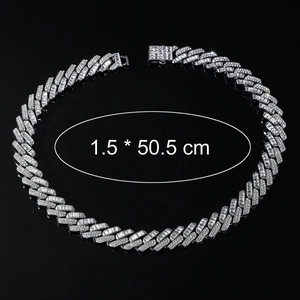Chaîne Cuban Link de 15mm sertie de cristaux étincelants sur un élégant fond noir brillant