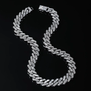 Gros plan sur un collier gourmette cubaine de 15 mm en argent serti de diamants brillants