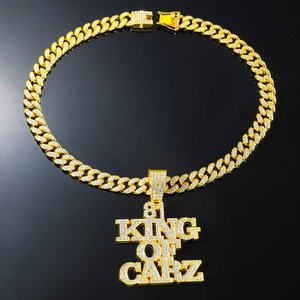 Détail macro de la chaîne cubaine dorée avec pendentif King Of Carz 81 serti