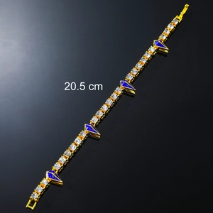 Détail du bracelet tennis hip hop plaqué or de 20,5 cm avec accents bleus et zircons