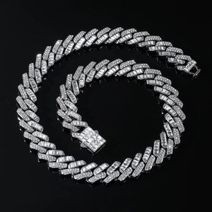 Collier cubain 15mm style hip-hop avec zircons baguettes et ronds sur fond noir brillant