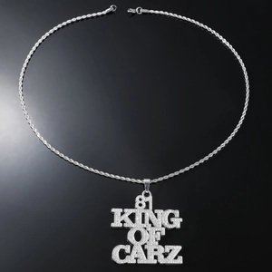 Primo piano del ciondolo ghiacciato 81 KING OF CARZ con catena a corda argento su nero