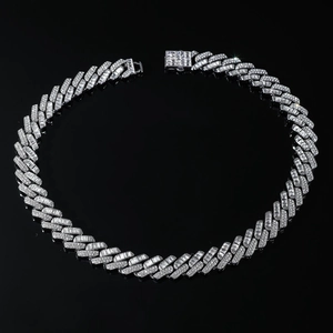 Détail d'un collier cubain 15mm en argent avec diamants baguettes et ronds