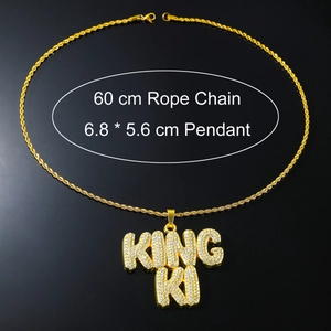 Détail d'une chaîne corde de 60cm avec un grand pendentif lettre KING KI doré et serti