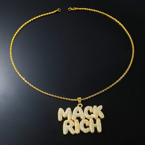 Nahaufnahme des MACK RICH Eishalsketten-Anhängers mit Mikro-Pave-Kristallen auf Goldkette