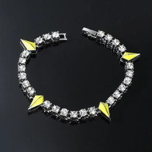 Détail du bracelet tennis en argent avec zircons et pointes en émail jaune