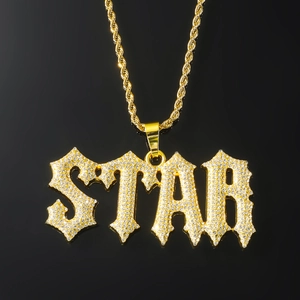 Détail du pendentif STAR hip hop avec strass blancs et chaîne en corde dorée brillante
