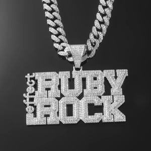 Collier chaîne cubaine argentée hip-hop avec un grand pendentif à lettres glacées