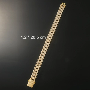 Détail macro du bracelet cubain doré 1,2 x 20,5 cm serti de strass avec fermoir luxueux