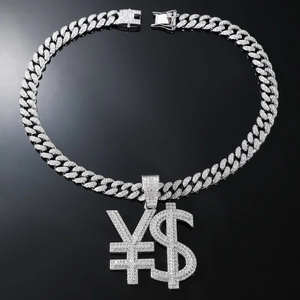 Détail d'une chaîne cubaine argentée sertie de strass avec pendentifs dollar et yen