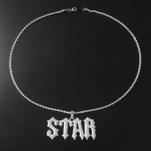 Gros plan du pendentif STAR argenté avec micro-diamants sur une chaîne torsadée