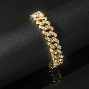 Vue détaillée du bracelet gourmette doré glacé orné de strass brillants sur cuir noir