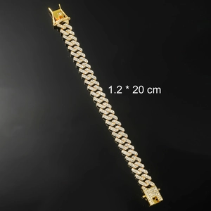 Dettaglio bracciale cubano dorato da 12mm con pavé di zirconi luccicanti stile hip hop