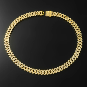 Détail du collier à mailles cubaines serti de cristaux avec fermoir sécurisé de luxe