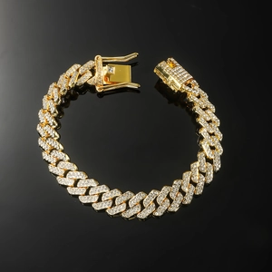 Primo piano del bracciale cubano in oro hiphop con diamanti romboidali ghiacciati