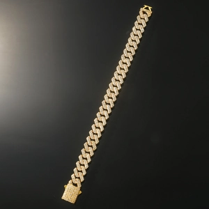 Détail du bracelet gourmette hip-hop plaqué or serti de pierres de zircone étincelantes