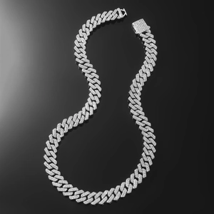 Détail du collier chaîne cubaine argentée avec pavé de cristaux et fermoir carré chic