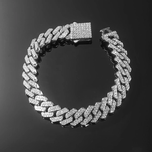 Gros plan détaillé d'un bracelet gourmette argenté serti de diamants avec fermoir carré