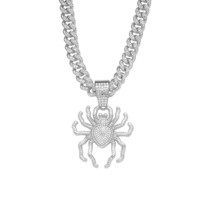 Détail du pendentif araignée argentée hip-hop et de la chaîne cubaine sertie de cristaux