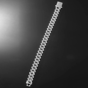 Détail du bracelet Hip Hop Cuban Link argenté avec sertissage pavé de diamants