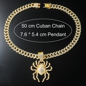 Détail du pendentif araignée serti et chaîne cubaine de 50cm avec zircons brillants
