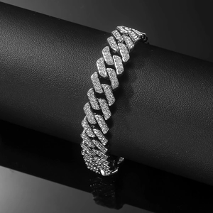 Bracciale cubano argento con diamanti scintillanti su supporto di pelle nera di lusso