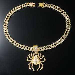 Détail du pendentif araignée dorée hip-hop serti de cristaux et chaîne cubaine