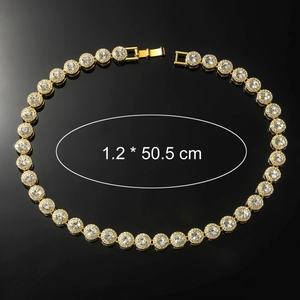 Detalle de una cadena de tenis hip hop dorada de 1,2 cm con circonitas cúbicas redondas