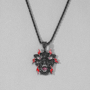 Pendentif panthère hip-hop avec cristaux et éclair rouge sur une épaisse chaîne en corde noire
