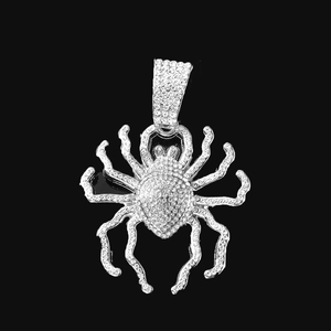 Vue macro du pendentif araignée iced-out avec cristaux argentés et détails style hip-hop