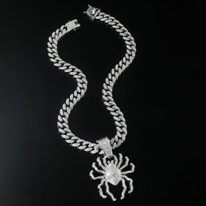 Collier pendentif araignée hip hop avec chaîne cubaine glacée et cristaux sur fond noir